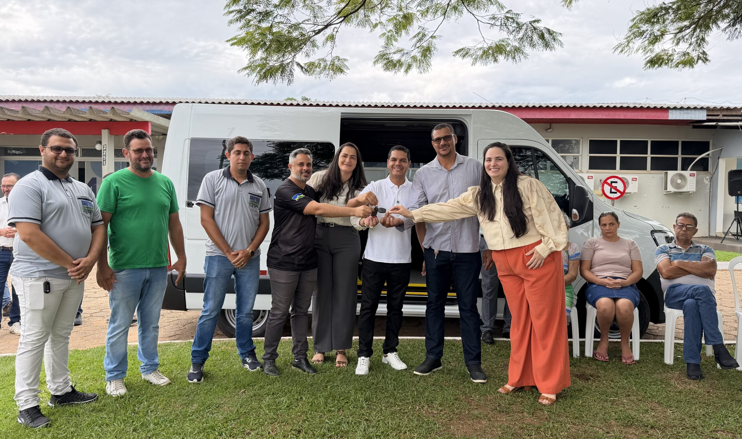 Cássio Gois destina van adaptada para transporte de pacientes de hemodiálise em Nova Brasilândia d’Oeste