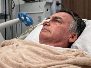 Equipe médica registra melhora no quadro de saúde de Jair Bolsonaro; defesa busca prisão domiciliar