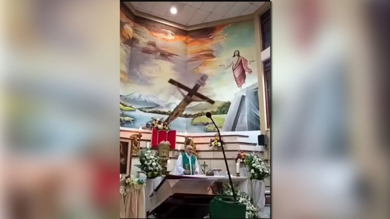 VÍDEO: Padre morre atingido por cruz durante ministração de missa